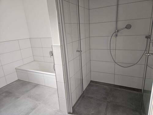 Tageslichtbad, Dusche, Wanne - 3 Zimmer Etagenwohnung in Lippstadt