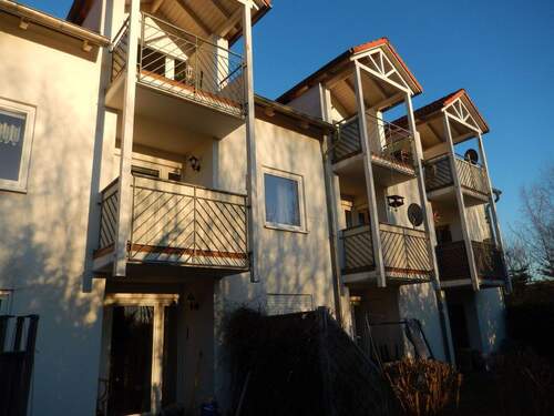 Hausansicht - Radeberger Umland - schöne und großzügige 2-Raum-Dachgeschosswohnung mit Balkon - hell, freundlich und ruhige Lage - mit PKW-Stellplatz