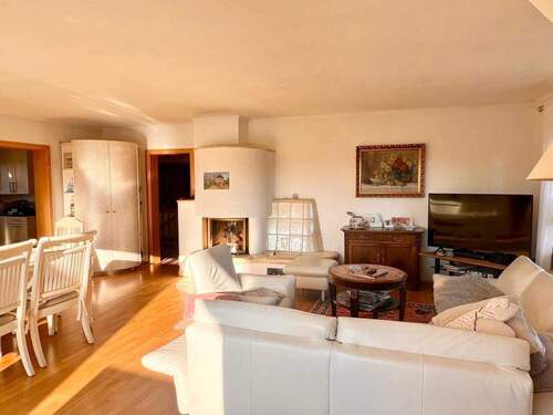 großes und helles Wohnzimmer mit Kamin - 5 Zimmer Einfamilienhaus in Radeburg