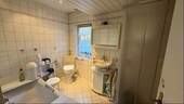 EG-Badezimmer mit Wanne und Dusche - 
