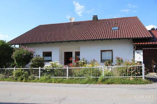 Straßenseite - 8 Zimmer Einfamilienhaus in Schöllnach