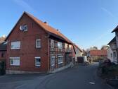 Seitenansicht - 8 Zimmer Mehrfamilienhaus, Wohnhaus zum Kaufen in Kalefeld