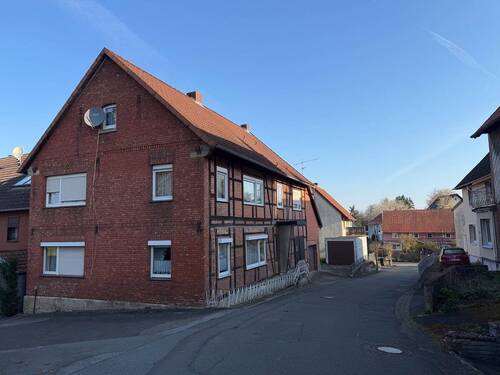 Seitenansicht - 8 Zimmer Mehrfamilienhaus, Wohnhaus zum Kaufen in Kalefeld