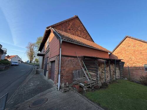 Seitenansicht Garage - 8 Zimmer Mehrfamilienhaus, Wohnhaus in Kalefeld