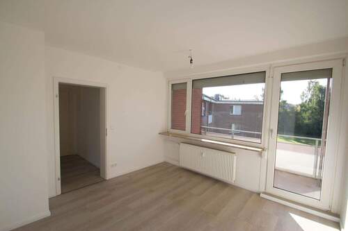 Wohnzimmer 1 - 4-Zimmer-Wohnung Travemünde: Erstbezug nach Kernsanierung