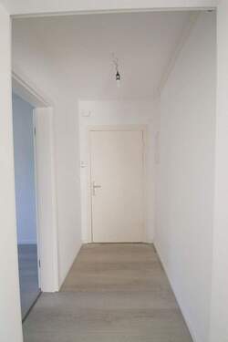 Eingangstür Flur 1 - 4 Zimmer Etagenwohnung zur Miete in Lübeck