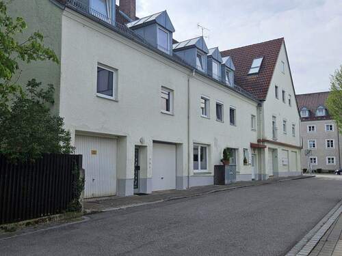 Gebäude Seitenansicht - Seltene Gelegenheit: 2-Zimmer Etagenwohnung mitten in Burghausen
