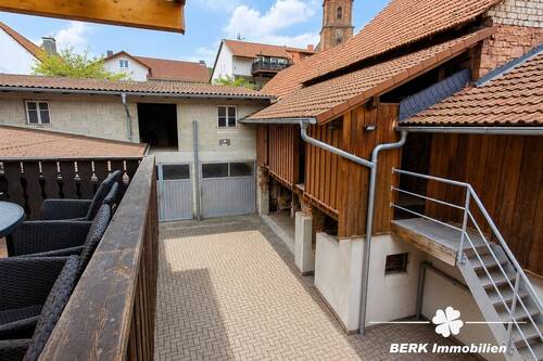 Blick vom Balkon auf den Innenhof KI-Generiert - 