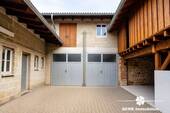 Hof mit Nebengebäude und Garage KI-Generiert - 