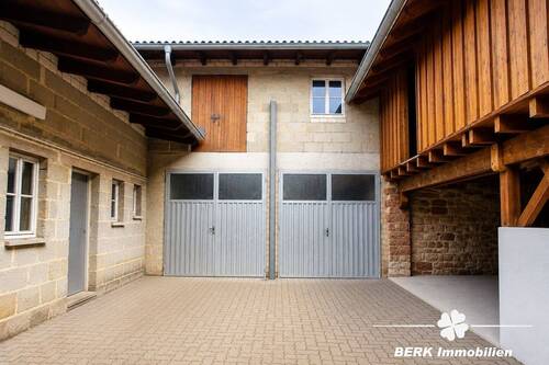 Hof mit Nebengebäude und Garage KI-Generiert - 
