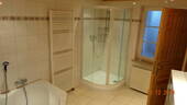 Bad mit Dusche und Fenster - 