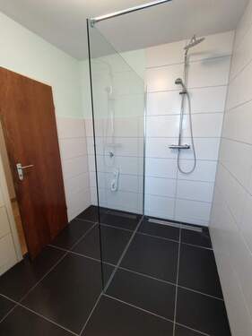 große, ebenerdige Dusche - 