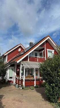 Hauptansicht - Wunderschönes schwedenrotes Holzhaus am Feldrand - von Privat