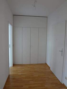 Flur mit Einbauschrank - 2 Zimmer Etagenwohnung in Gera