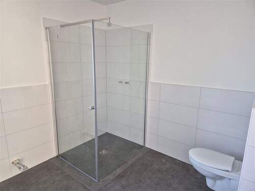 Badezimmer mit Blick in die Dusche - 3 Zimmer Etagenwohnung in Wangerland