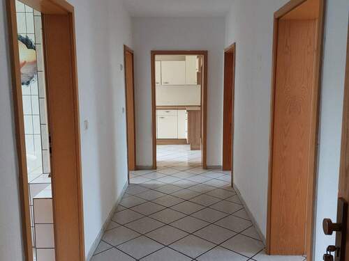 Flur - Etagenwohnung mit 88,00 m&sup2; in Weißenfels zur Miete