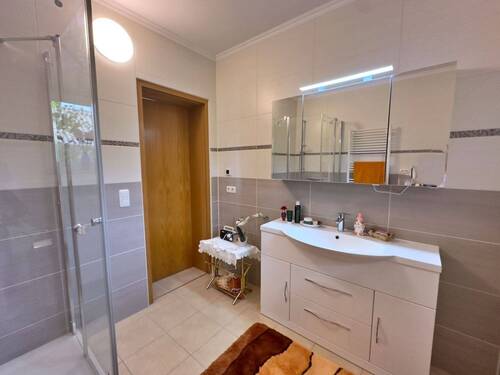 Bad mit Dusche - 