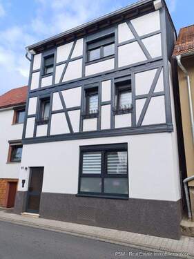 Hausansicht - Kernsaniertes Reihenmittelhaus mit 2 Garagen, Fußbodenheizung, Wintergarten und vielen Extras