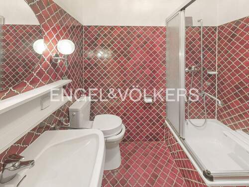 Retro in rot. Zweites Duschbad im Obergeschoss - 