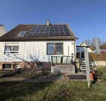 Haus am Ortsrand von Ertingen mit Blick auf Wiesen und Felder