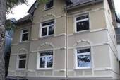 Hausansicht Straßenseite - Gemütliche 2,5-Zimmer-Wohnung mit Altbauflair in verkehrsgünstiger Lage von Halver-Oberbrügge!