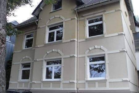 Hausansicht Straßenseite - Gemütliche 2,5-Zimmer-Wohnung mit Altbauflair in verkehrsgünstiger Lage von Halver-Oberbrügge!