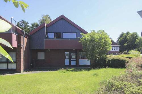 Straßenansicht mit Balkon - 