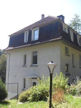 Hausansicht mit Eingangsbereich - Gemütliche Single-Whg. mit Gartenoase!