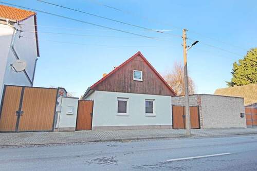 Hausansicht / Straßenseite - 4 Zimmer Einfamilienhaus zum Kaufen in Dessau-Roßlau