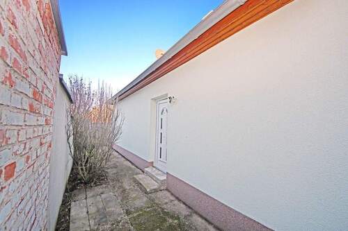 Seitenansicht / Hauseingang - 4 Zimmer Einfamilienhaus in Dessau-Roßlau