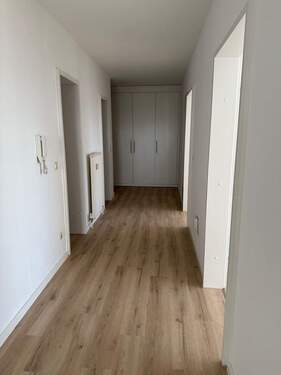 Heller Flur mit Holzboden - 