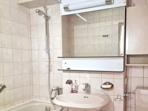 Bad mit Badewanne und Dusche - 