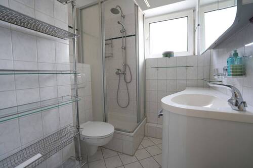 Das Badzimmer ist zeitlos in weiß gehalten - 