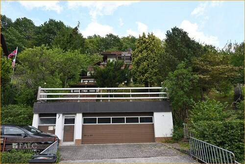 Garage + Stellplätze - 