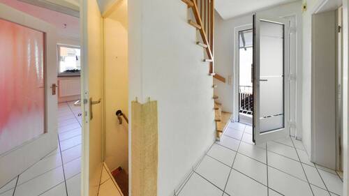 Flur_Treppe_EG - 6 Zimmer Einfamilienhaus zum Kaufen in Neustadt