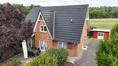 001 Haus.JPG - Friesengiebelhaus mit 6 Zimmern in ruhiger Randlage - Blick über die Felder