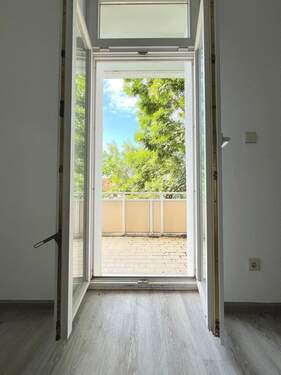 Zugang Balkon - Etagenwohnung mit 78,80 m² in Chemnitz zur Miete