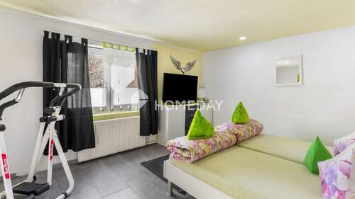 1. OG Schlafzimmer 1 - 