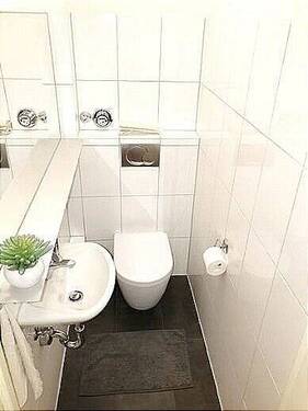 separate Toilette mit elektr. Lüftung - 