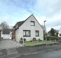 PURNHAGEN-IMMOBILIEN - Schönebeck - freist. 1-2-Fam.-Haus mit Garage u. kl. Grundstück in guter Lage - Bremen / Schönebeck
