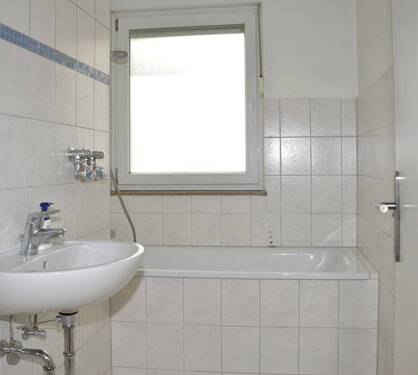 Tageslichtbad mit Wanne und Waschbecken - 
