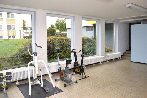 Fitness beim Schwimmbad - 