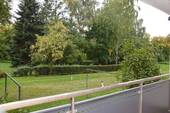 Balkon: Blick in die Grünanlage hinter der Wohnanlage - 3 Zimmer Etagenwohnung in Bayreuth