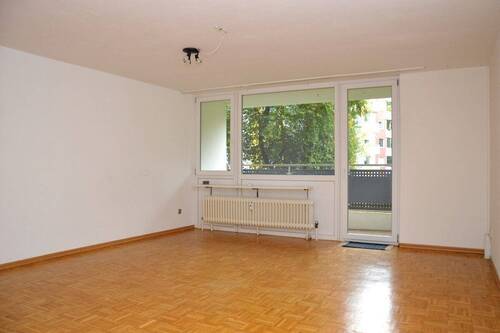 Wohnzimmer mit Austritt zum Balkon - 