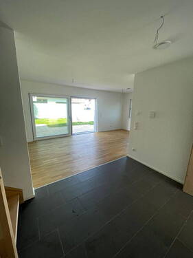 Flur mit Blick auf Terrasse - 