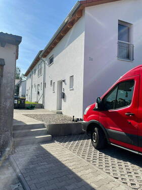 Zugang mit Stellplätzen - Reihenendhaus mit 114,00 m² in Scheuring zum Kaufen