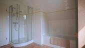...verfügt über Wanne und separate Dusche - 