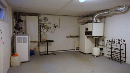 ...die Heizungsanlage und den Stromspeicher - 