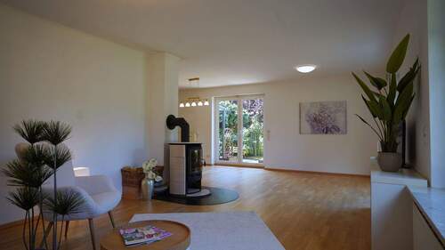 Der helle Wohnbereich mit Kamin führt zum... - Einfamilienhaus mit 144,00 m² in Hoisdorf zum Kaufen