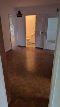 Flur mit Blick zur Toilette - 